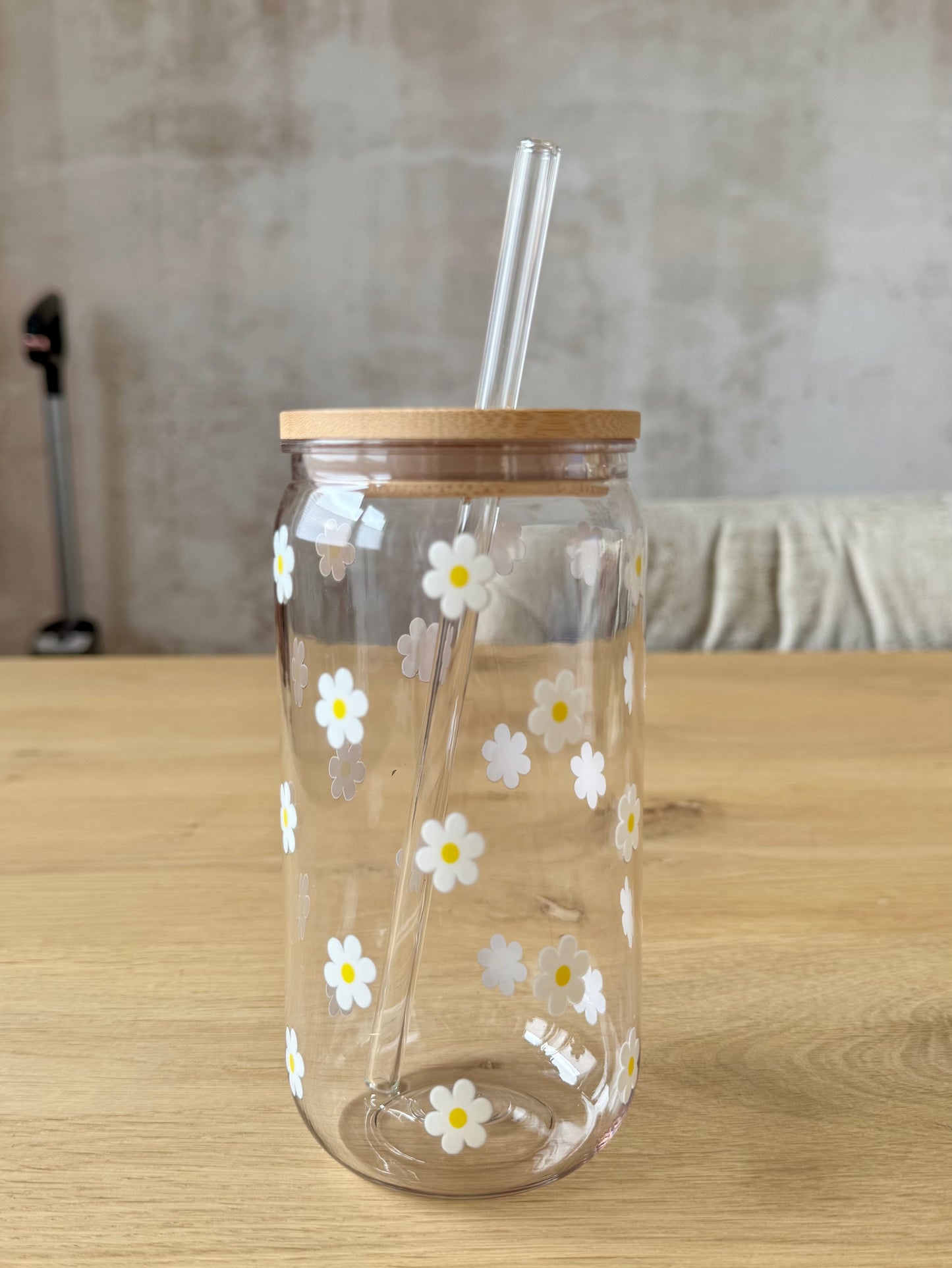 Plastikglas weiße Gänseblümchen