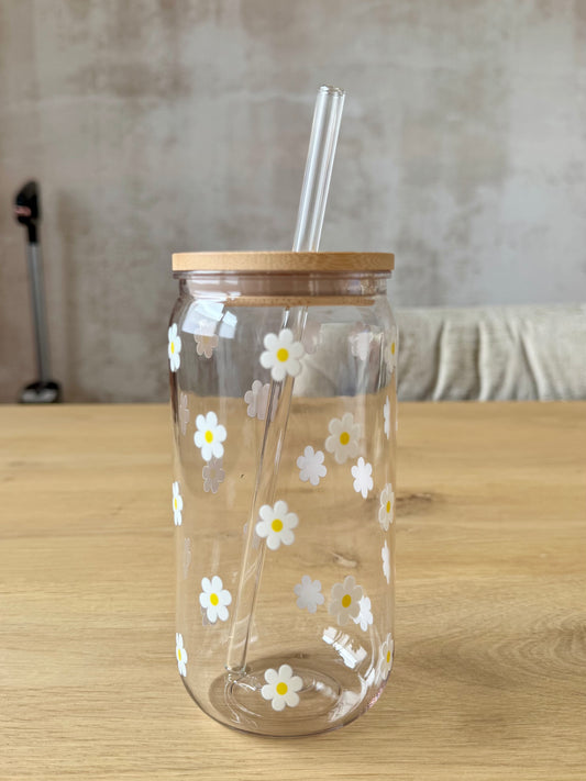 Plastikglas weiße Gänseblümchen